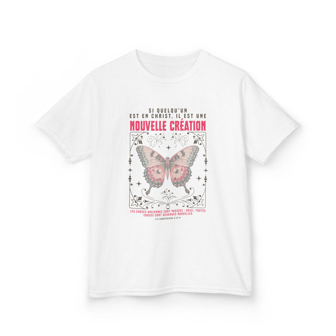 T-shirt blanc pour enfant avec un motif de papillon et un texte religieux en français.