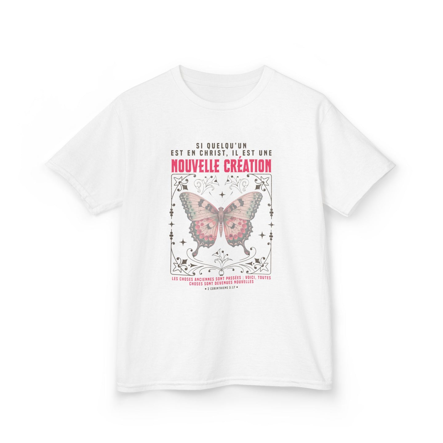T-shirt blanc pour enfant avec un motif de papillon et un texte religieux en français.