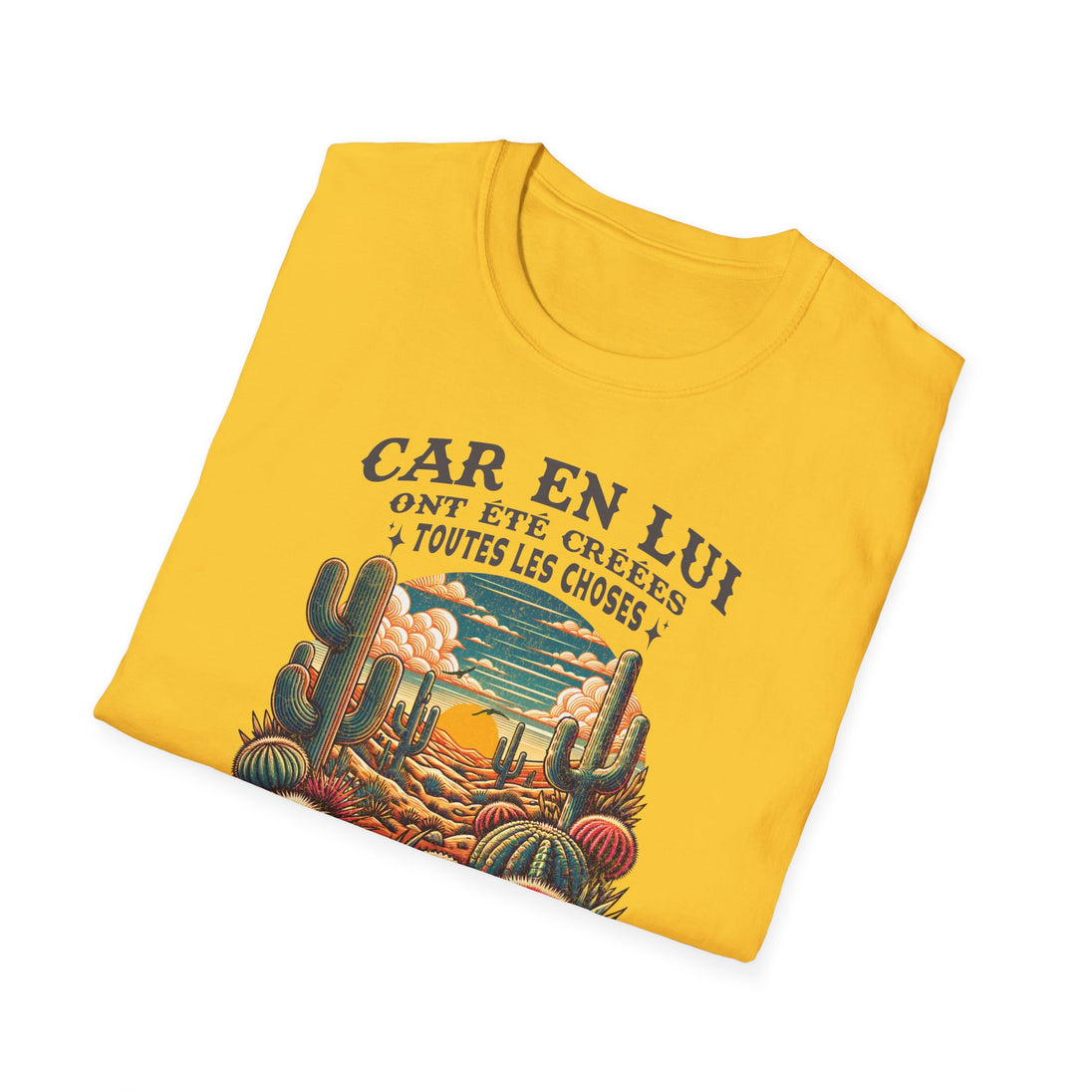 T-shirt jaune plié avec une illustration de désert et le texte Car en lui ont été créées toutes.