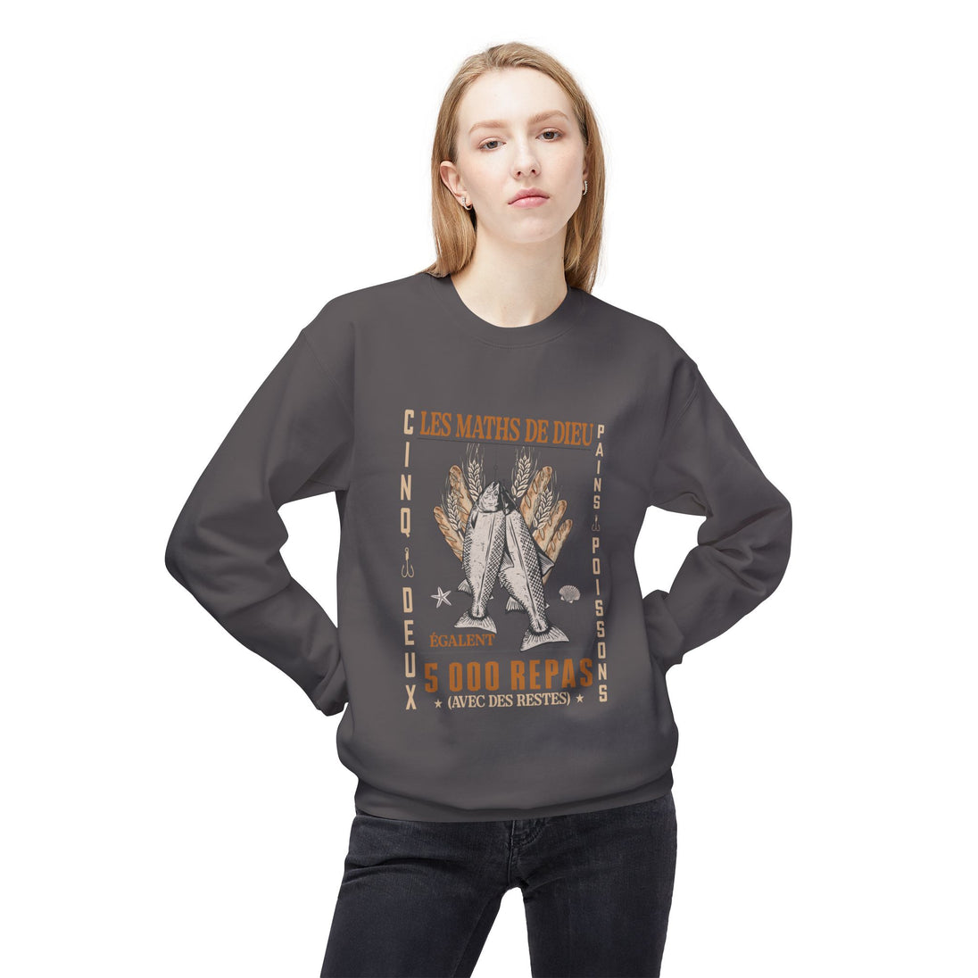 Une femme porte un sweatshirt gris foncé avec une illustration de pains et de poissons.