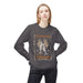 Une femme porte un sweatshirt gris foncé avec une illustration de pains et de poissons.