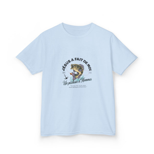 T-shirt bleu clair pour enfant avec une illustration de poisson et un texte religieux en français.