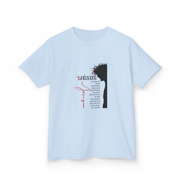 T-shirt bleu clair pour enfant avec une illustration de Jésus et des inscriptions religieuses.