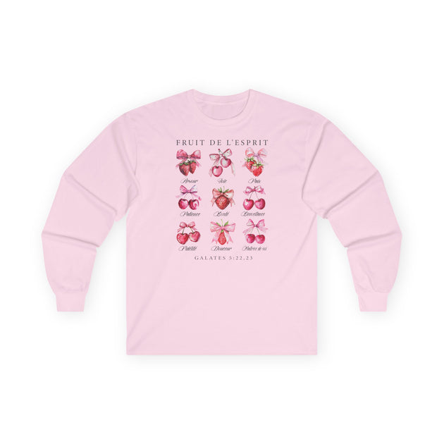 T-shirt rose à manches longues avec une illustration de fruits et le texte Fruit de l'Esprit.