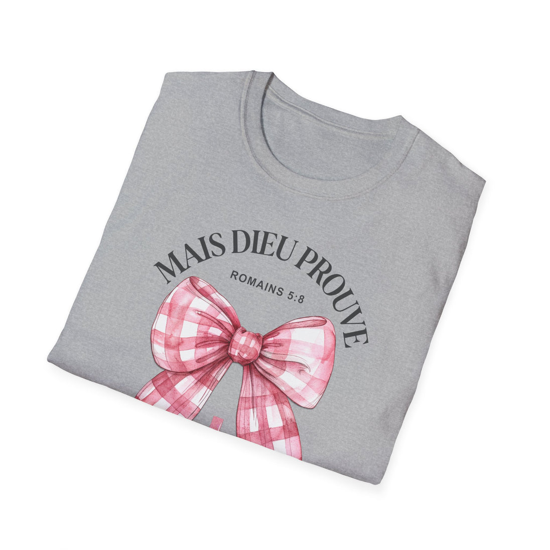 T-shirt gris plié avec un nœud vichy rose et l'inscription Mais Dieu prouve Romains 5:8.