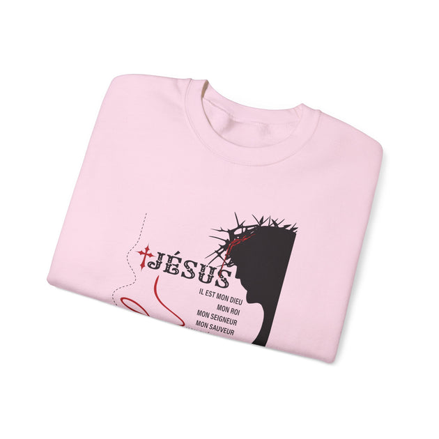 Sweat-shirt rose plié avec une illustration de Jésus portant une couronne d'épines.