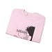 Sweat-shirt rose plié avec une illustration de Jésus portant une couronne d'épines.