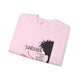 Sweat-shirt rose plié avec une illustration de Jésus portant une couronne d'épines.