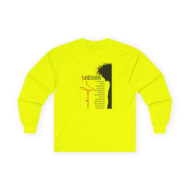 T-shirt jaune fluo à manches longues avec un motif religieux noir et rouge sur la poitrine.