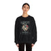 Une femme porte un sweat-shirt noir avec un motif de cœur floral et le texte Magnifiquement Brisée.