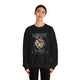 Une femme porte un sweat-shirt noir avec un motif de cœur floral et le texte Magnifiquement Brisée.