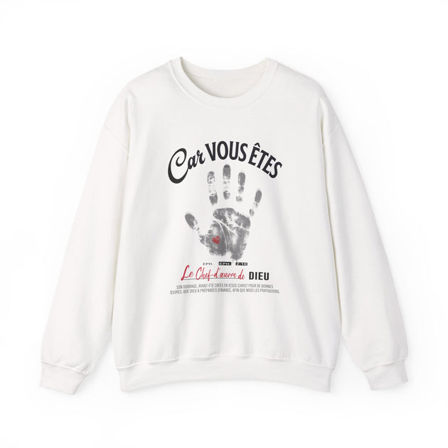 Sweat-shirt blanc à col rond avec une empreinte de main grise et un texte religieux en français.