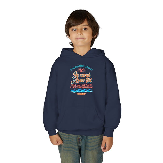 Un enfant porte un sweat à capuche bleu marine avec une inscription religieuse et des vagues.