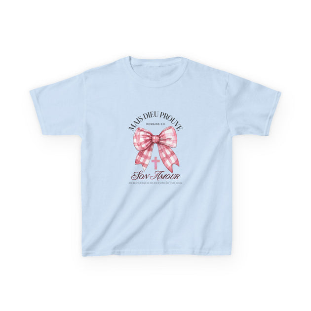 T-shirt bleu clair pour enfant avec un motif de nœud rose à carreaux et une croix chrétienne.