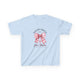 T-shirt bleu clair pour enfant avec un motif de nœud rose à carreaux et une croix chrétienne.