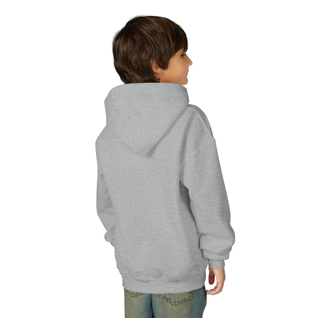 Un enfant porte un sweat à capuche gris uni vu de dos.