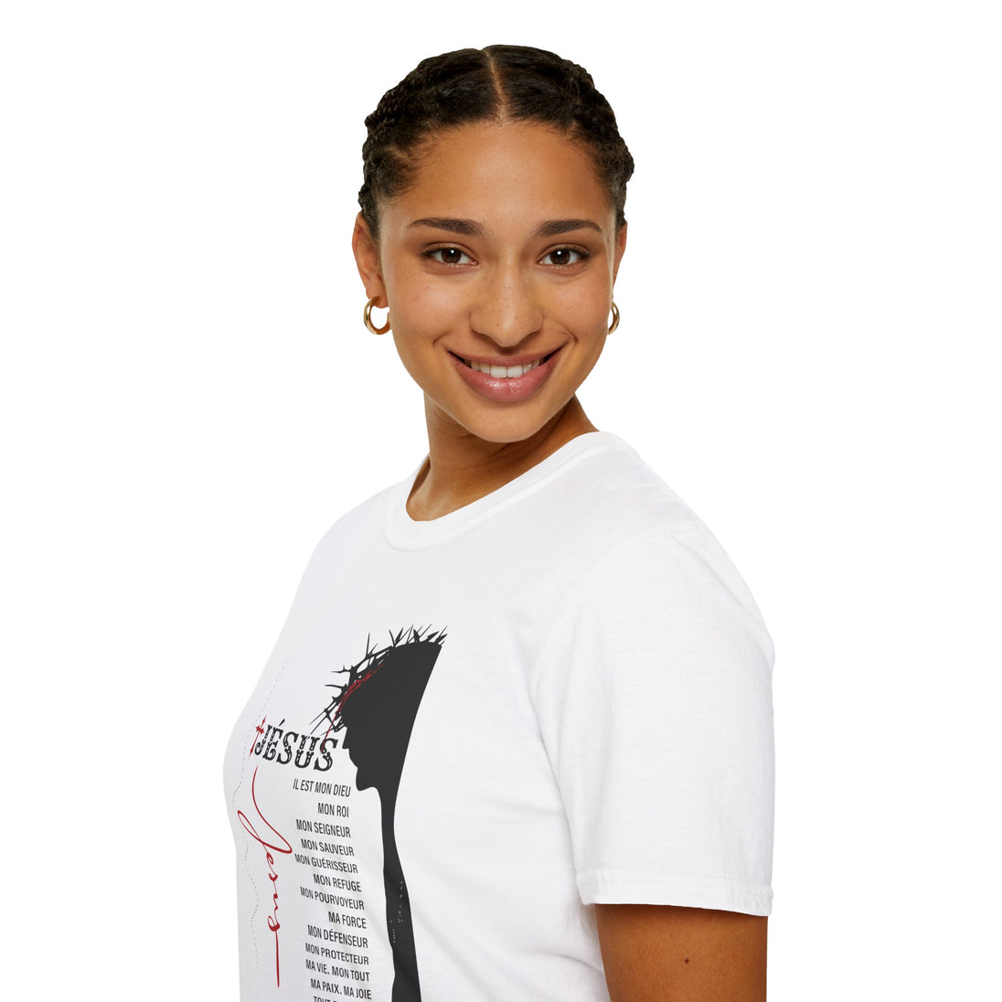 Une femme porte un t-shirt blanc en coton avec une illustration de Jésus et des inscriptions.
