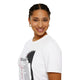 Une femme porte un t-shirt blanc en coton avec une illustration de Jésus et des inscriptions.