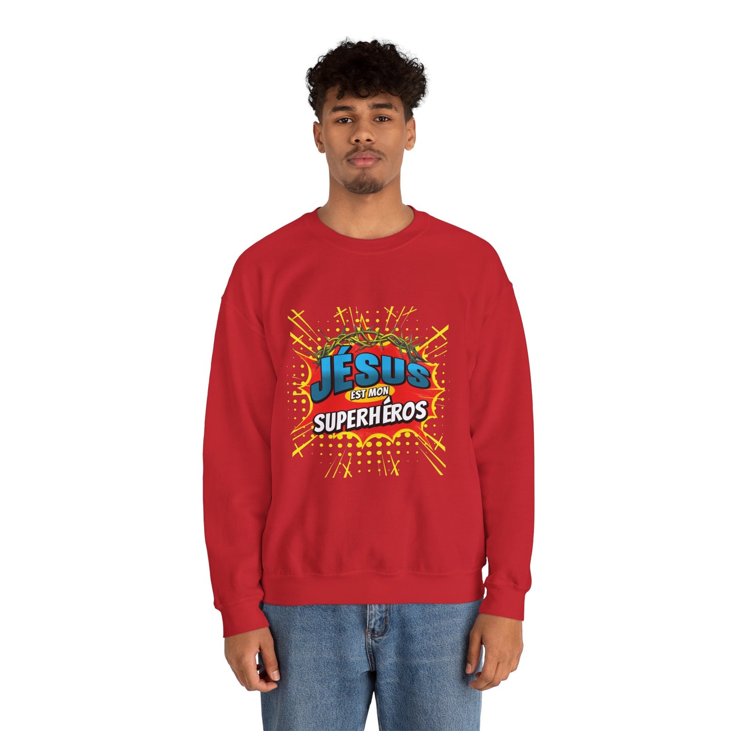 Un homme porte un sweatshirt rouge avec l'inscription Jésus est mon superhéros en style comics.