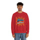 Un homme porte un sweatshirt rouge avec l'inscription Jésus est mon superhéros en style comics.