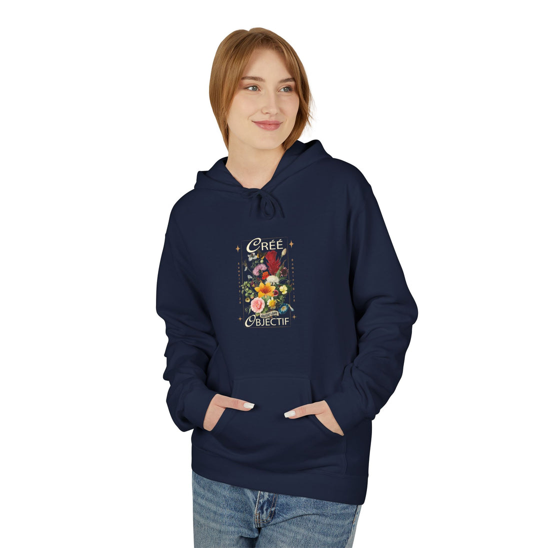 Une femme porte un sweat à capuche bleu marine orné d'un motif floral et du texte Créé un objectif.