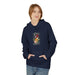 Une femme porte un sweat à capuche bleu marine orné d'un motif floral et du texte Créé un objectif.