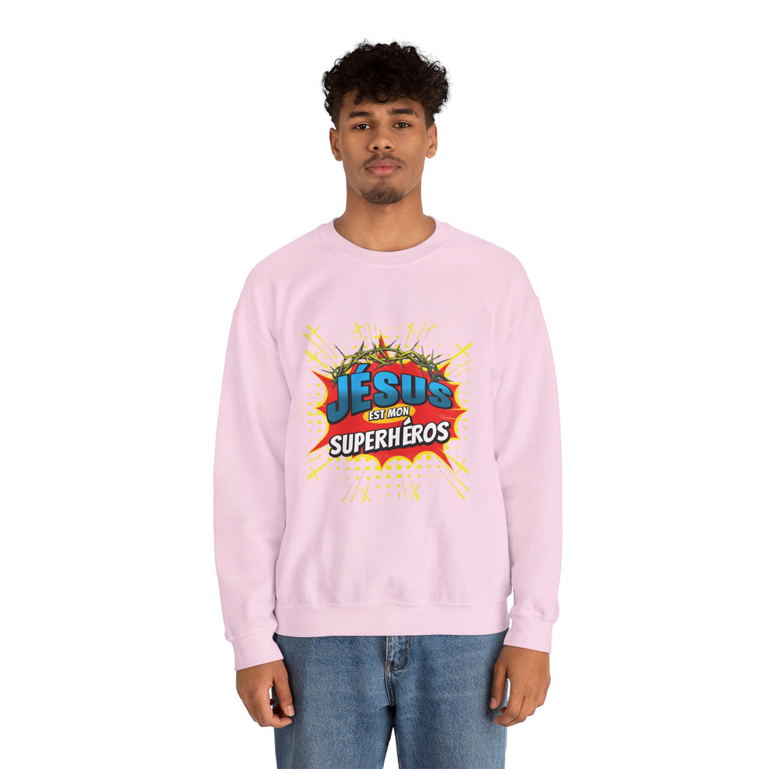 Un homme porte un sweatshirt rose avec l'inscription Jésus est mon superhéros en style comics.