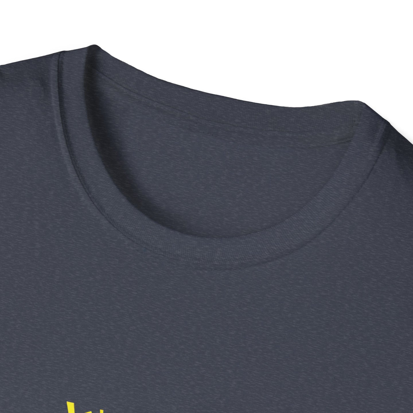 T-shirt gris foncé à col rond avec une inscription jaune style bande dessinée.