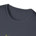 T-shirt gris foncé à col rond avec une inscription jaune style bande dessinée.
