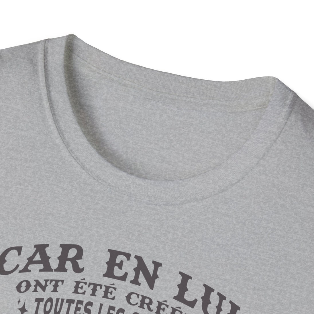 T-shirt gris pour femme avec un texte imprimé en noir sur la poitrine.