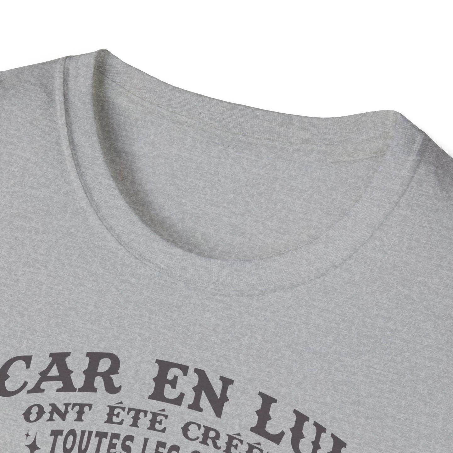 T-shirt gris pour femme avec un texte imprimé en noir sur la poitrine.