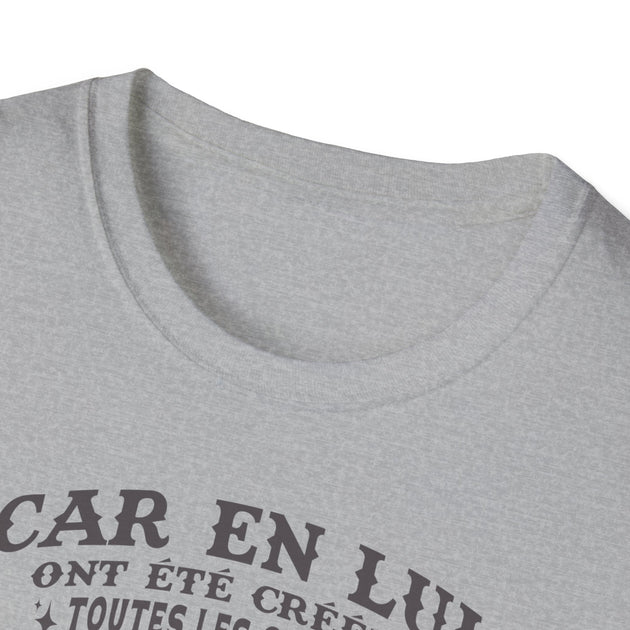 T-shirt gris pour femme avec un texte imprimé en noir sur la poitrine.