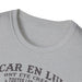 T-shirt gris pour femme avec un texte imprimé en noir sur la poitrine.