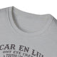 T-shirt gris pour femme avec un texte imprimé en noir sur la poitrine.