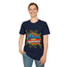 Un homme porte un t-shirt bleu marine avec l'inscription Jésus est mon superhéros en style BD.