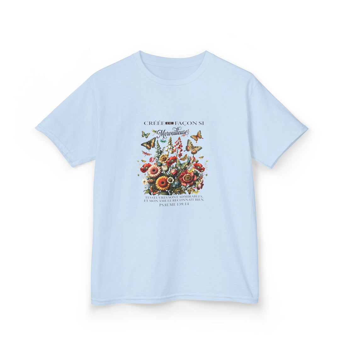 T-shirt bleu clair pour enfant avec un imprimé floral vintage et des papillons au centre.