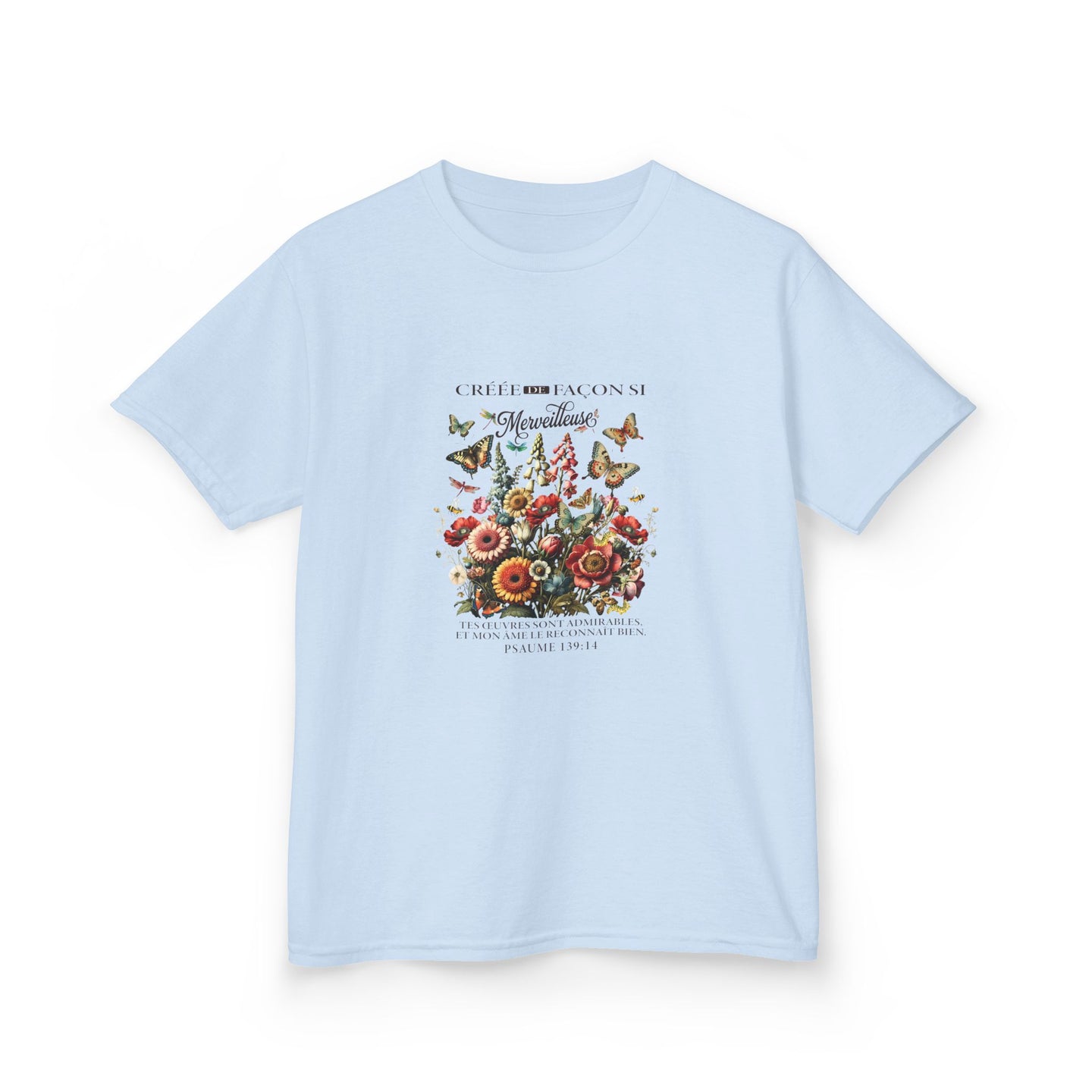 T-shirt bleu clair pour enfant avec un imprimé floral vintage et des papillons au centre.