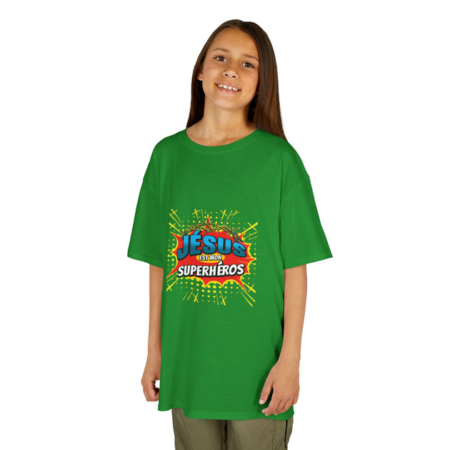 Une jeune fille porte un t-shirt vert avec l'inscription Jésus est mon superhéros.