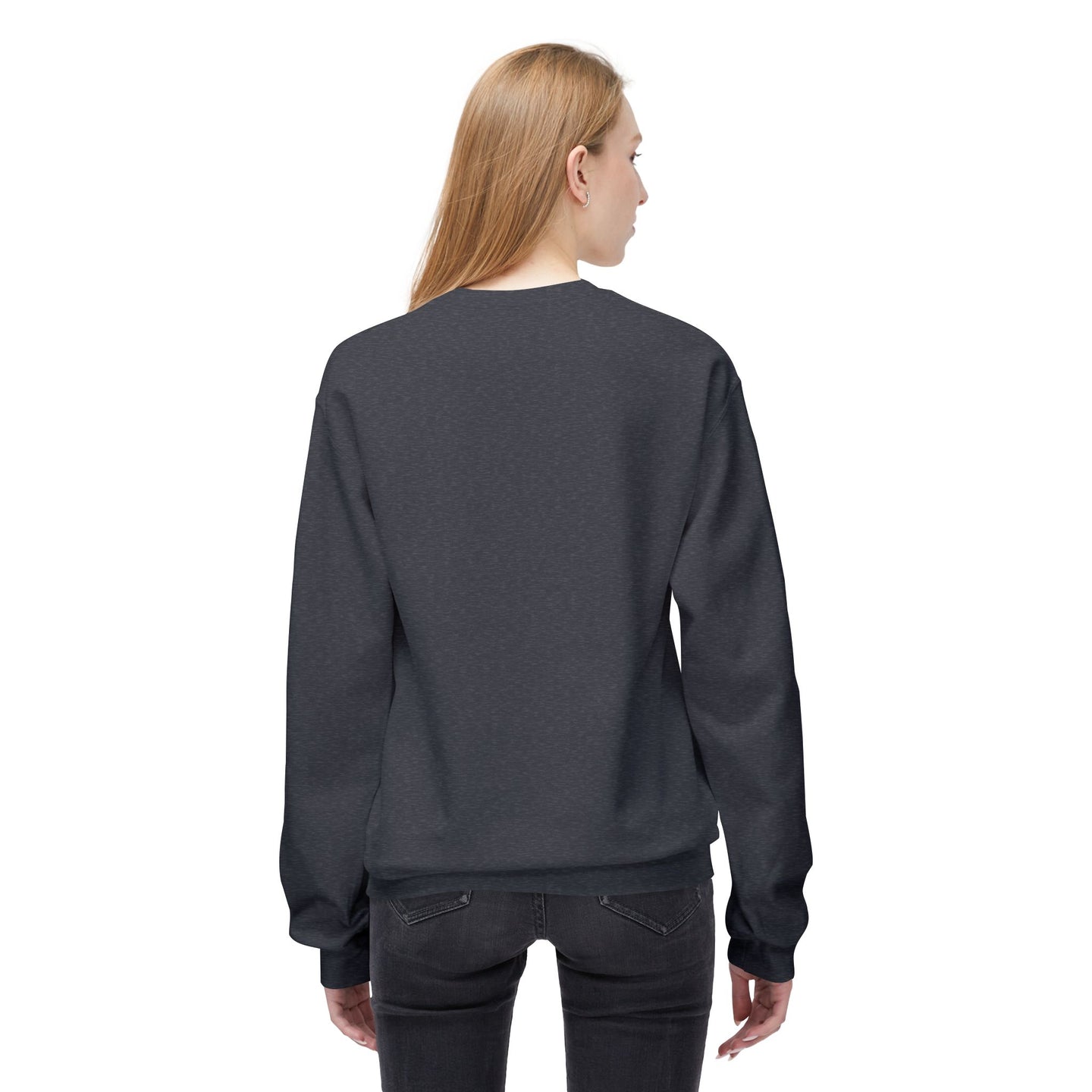Une femme vue de dos porte un sweatshirt gris foncé à coupe décontractée.