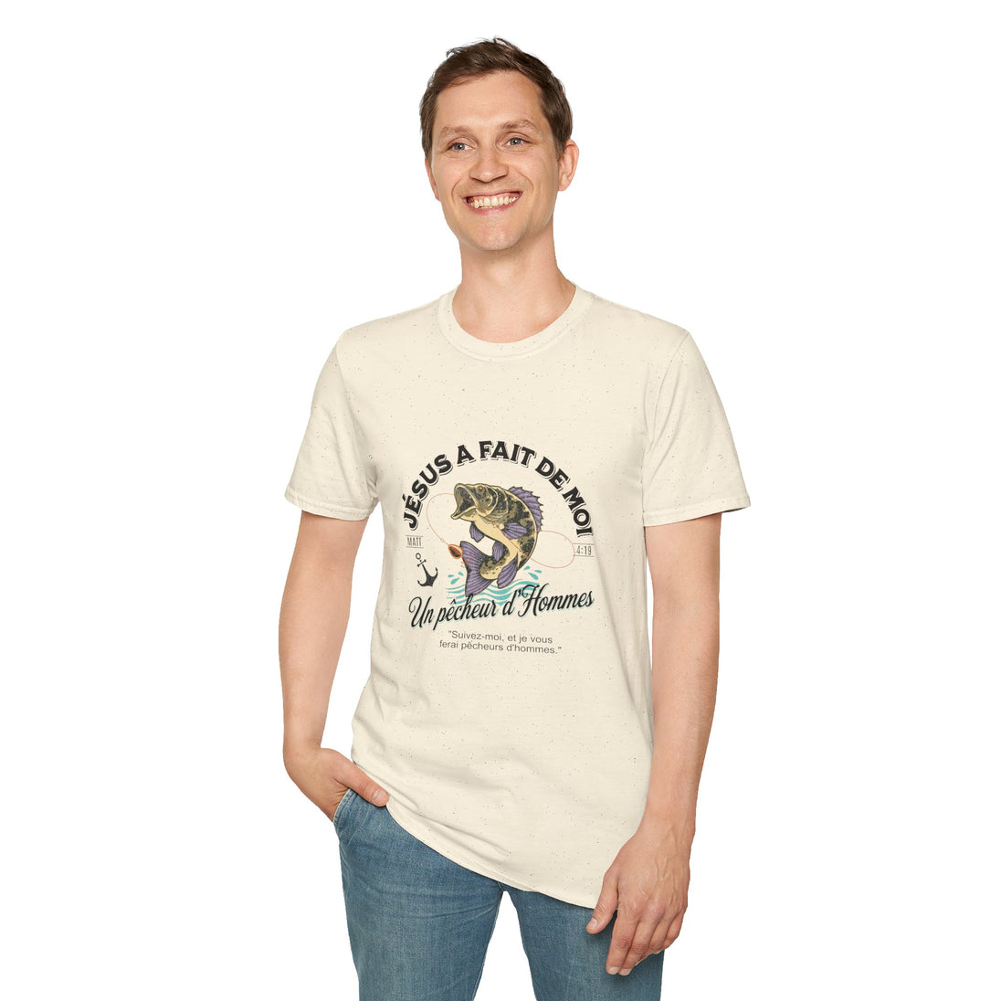 Un homme porte un t-shirt beige chiné avec une illustration de poisson et un texte religieux.