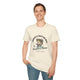 Un homme porte un t-shirt beige chiné avec une illustration de poisson et un texte religieux.