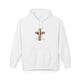 Sweat à capuche blanc pour femme avec une croix florale et l'inscription Tout est accompli.