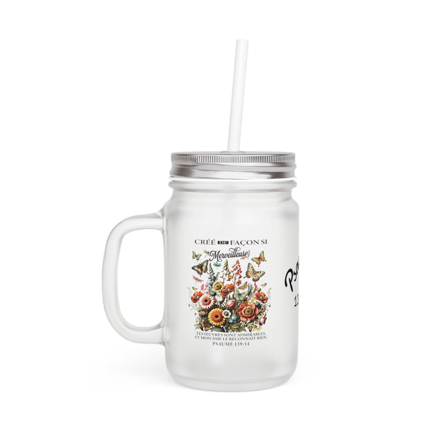 Chope en verre dépoli avec couvercle, paille et illustration florale avec verset biblique.