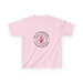 T-shirt rose pour enfant avec un motif religieux centré représentant une main et une couronne.