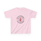 T-shirt rose pour enfant avec un motif religieux centré représentant une main et une couronne.