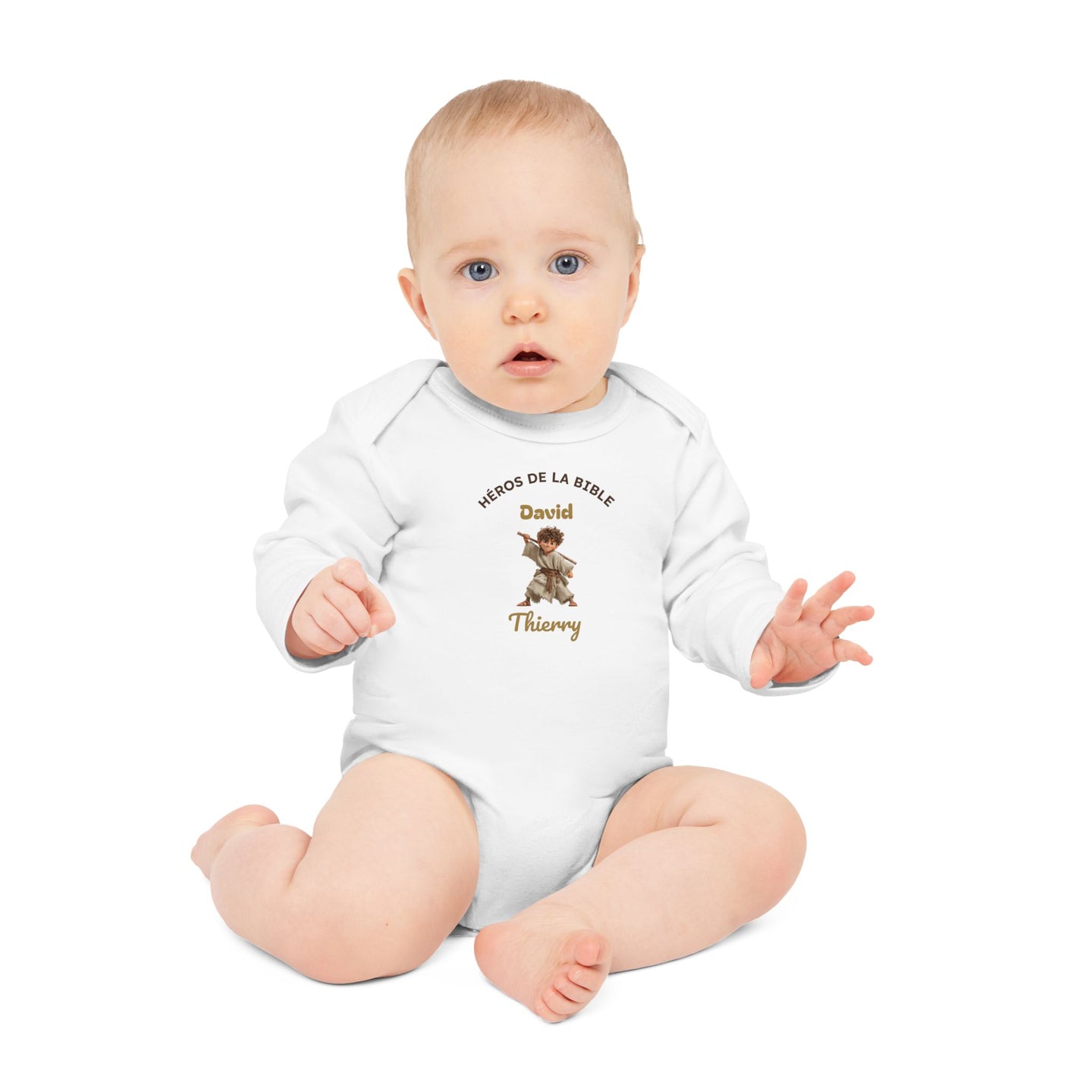 Bébé assis portant un body blanc à manches longues personnalisé avec David, héros de la Bible.