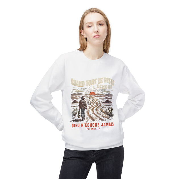 Une femme porte un sweat-shirt blanc avec une illustration de cow-boy et un message religieux.