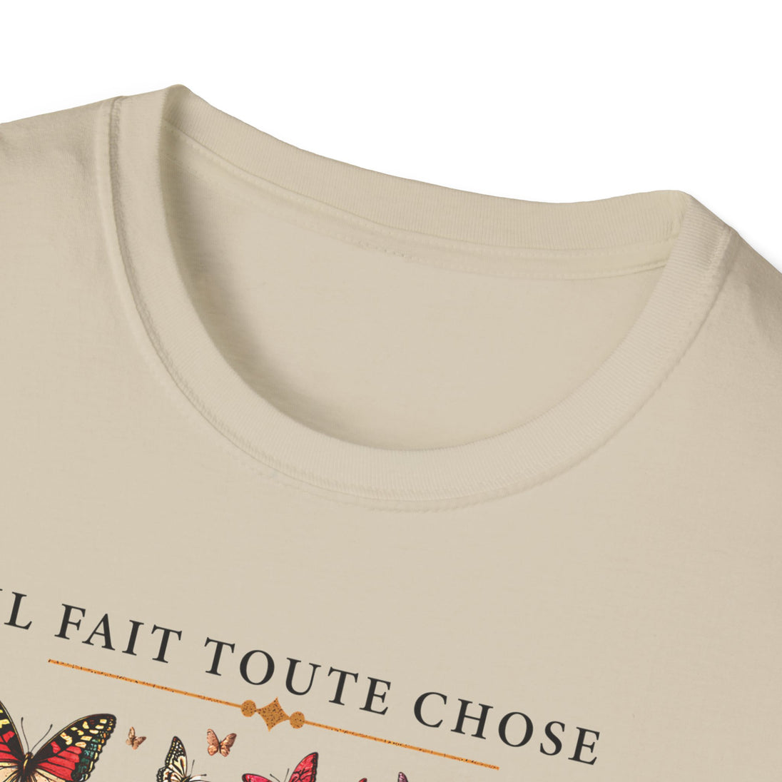 T-shirt beige pour femme orné d'un motif de papillons et de l'inscription Il fait toute chose.