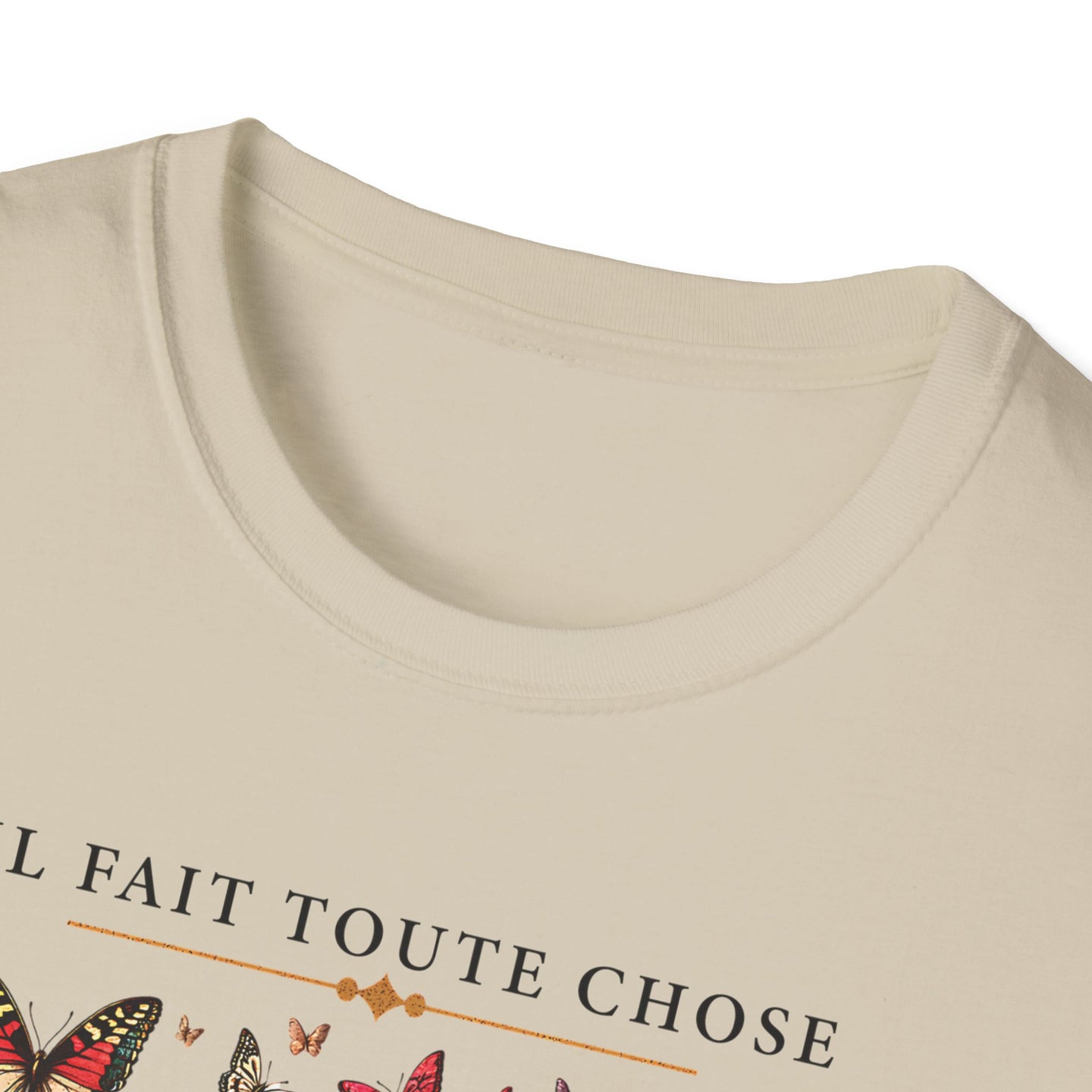 T-shirt beige pour femme orné d'un motif de papillons et de l'inscription Il fait toute chose.