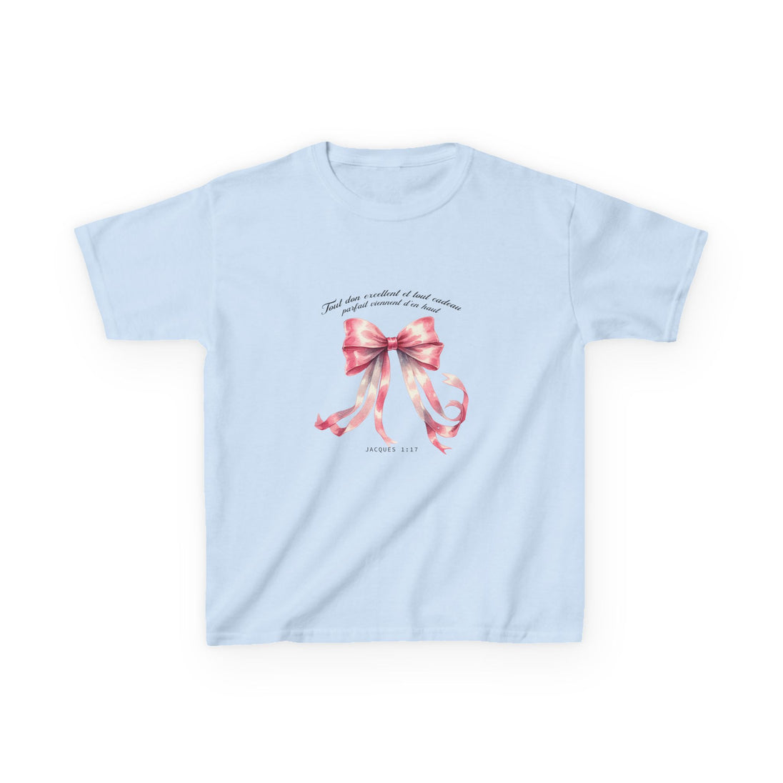 T-shirt bleu clair pour enfant orné d'un ruban rose à l'aquarelle et d'une citation biblique.